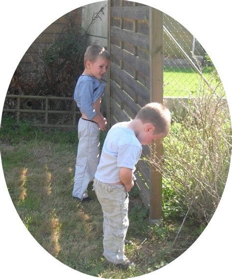 niños haciendo pipi en un arbol